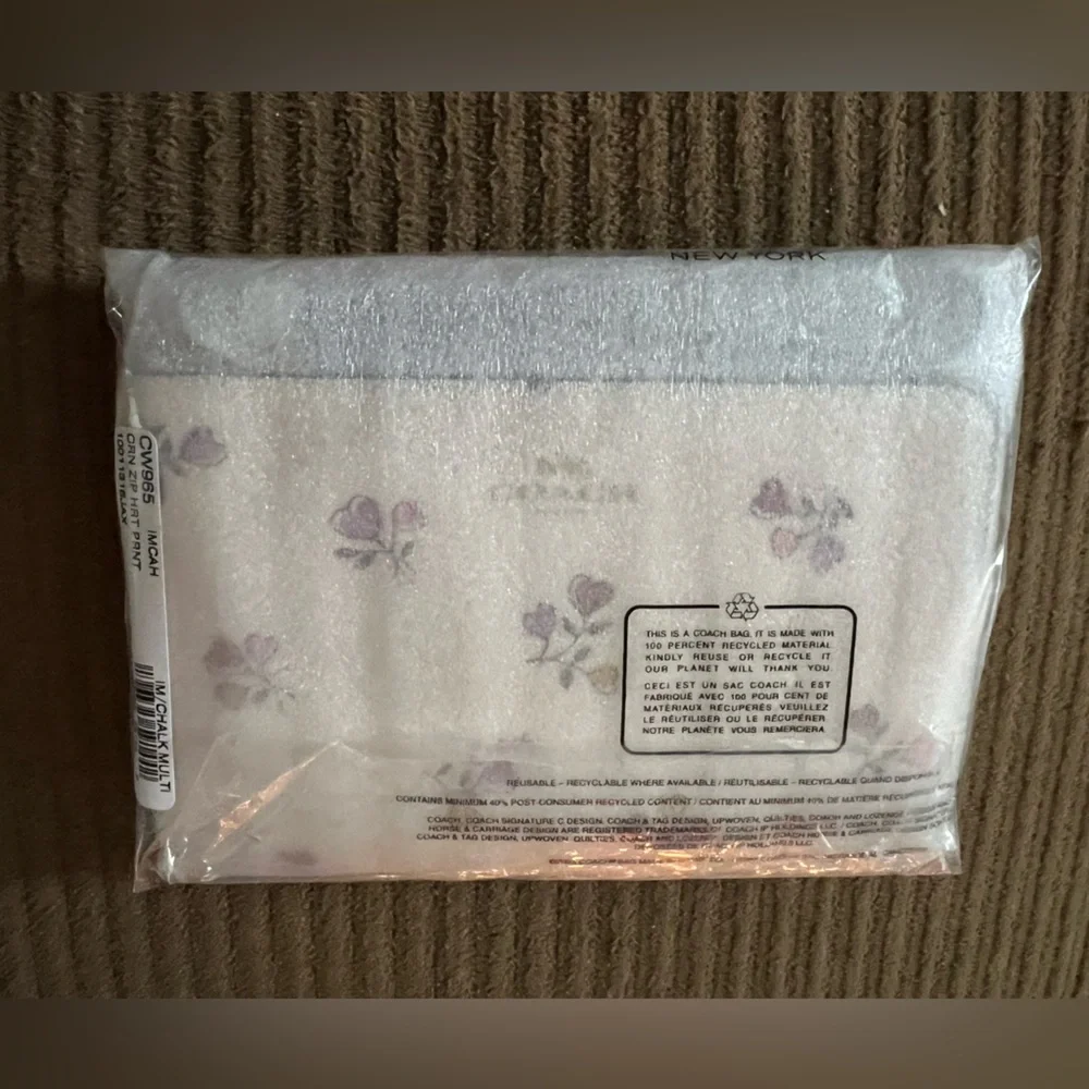 Coach Corner Zip Wristlet With Heart Print nwt in packaging - Picture 4 of 5